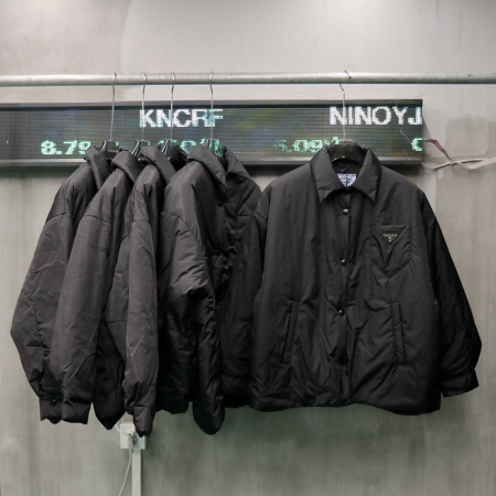 프라다 리나일론 퍼퍼 자켓 블랙