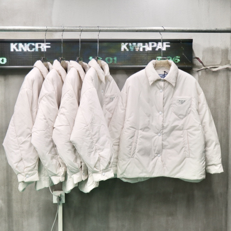 프라다 리나일론 퍼퍼 자켓 화이트