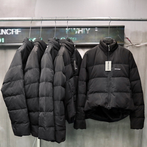 발렌시아가 스몰로고 C컬 패딩 블랙