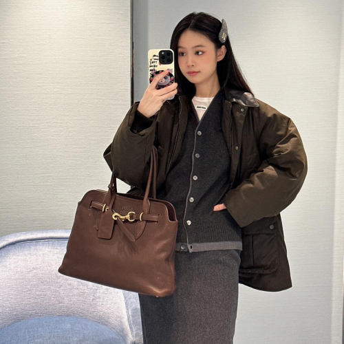 미우미우 아방뛰르 나파 가죽 백 브라운