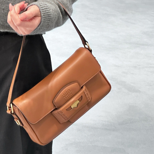 미우미우 페니 나파 가죽 숄더백 코냑