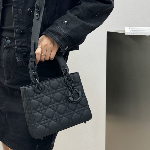 디올 레이디 디올 스몰 백 매트 블랙