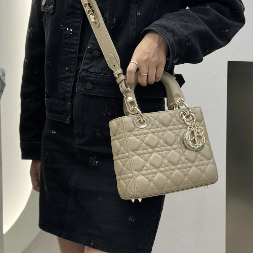 디올 레이디 디올 스몰 백 밀크티 금장