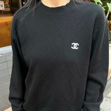 샤넬 25SS 자수 로고 다이아 울 니트 블랙