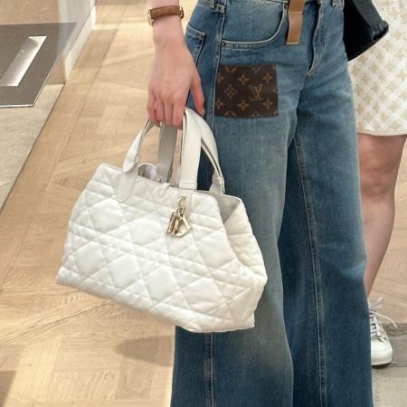 디올 뜨주흐 미디엄 토트백 화이트