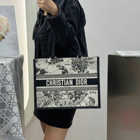 디올 미디엄 북 토트백 조디악 자수 라떼 블랙