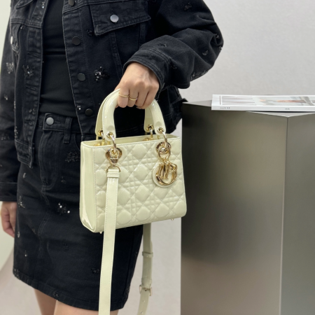 디올 스몰 레이디백 페이턴트 까나쥬 라떼