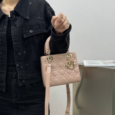 디올 스몰 레이디백 페이턴트 까나쥬 핑크