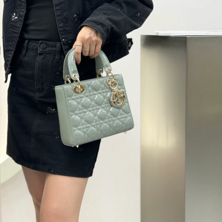 디올 스몰 레이디백 페이턴트 까나쥬 그레이