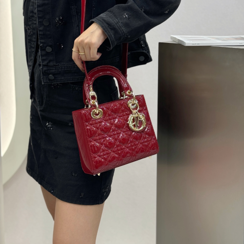 디올 스몰 레이디백 페이턴트 까나쥬 체리 레드