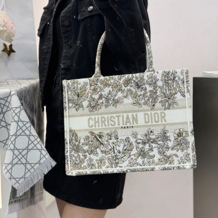 디올 미디엄 북 토트백 라떼 & 골드 톤 Millefiori Unicorn 모티브 자수