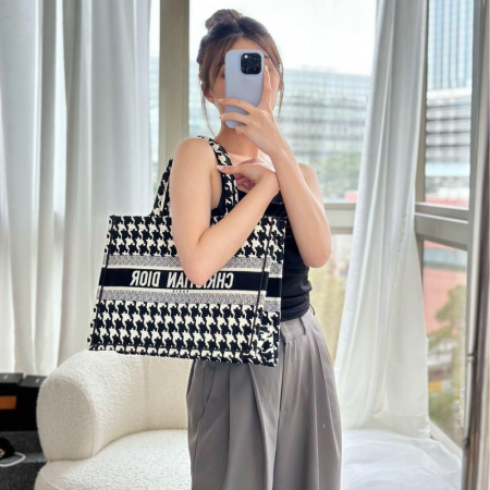 디올 미디엄 북 토트백 마이크로 하운즈투스 자수 블랙 화이트