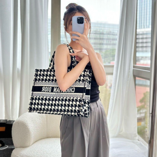 디올 미디엄 북 토트백 마이크로 하운즈투스 자수 블랙 화이트