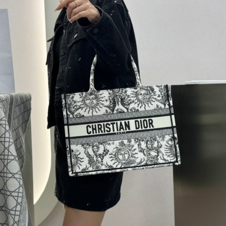 디올 미디엄 북 토트백 화이트 블랙 쏠레이