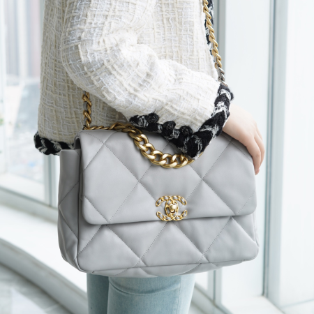 팬더샵 샤넬 램스킨 19 플랩백 맥시 라이트 그레이 골드버클