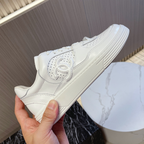 샤넬 카프스킨 & 화이트 스니커즈