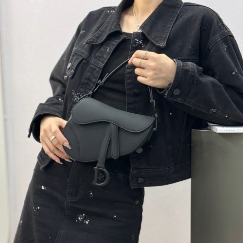 디올 스몰 새들 스트랩 백 울트라 매트 블랙