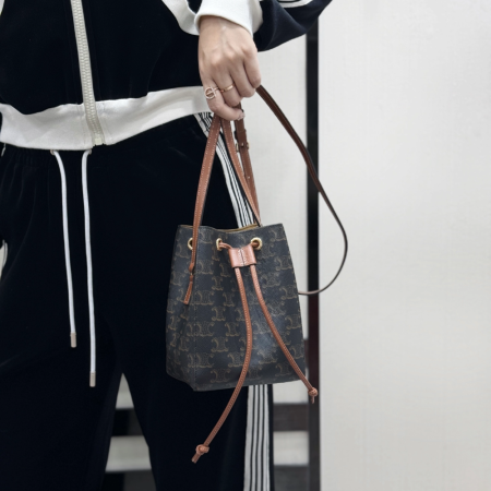 셀린느 미니 버킷백 트리옹프 캔버스 마이크로 세일러 탄 10M742