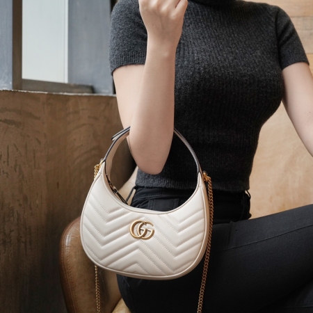 구찌 GG 마몽 하프문 쉐입 미니백 화이트 699514