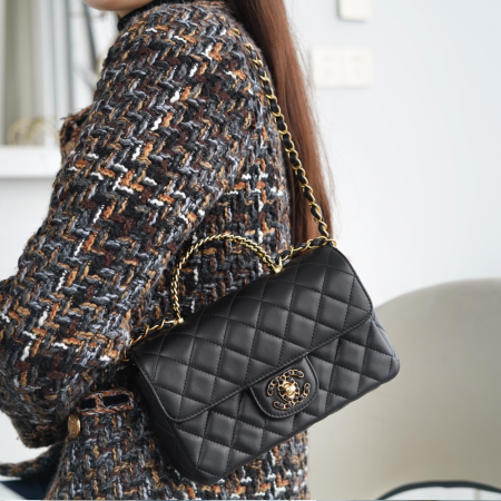 팬더샵 샤넬 클래식 플랩백 24C 로고 미니 탑핸들 램스킨