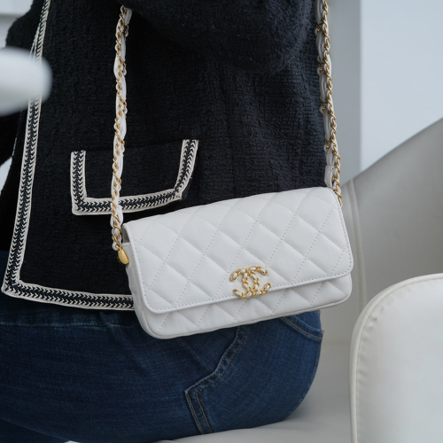 팬더샵 샤넬 23K 카카프스킨 와이드 숄더 플랩백 화이트