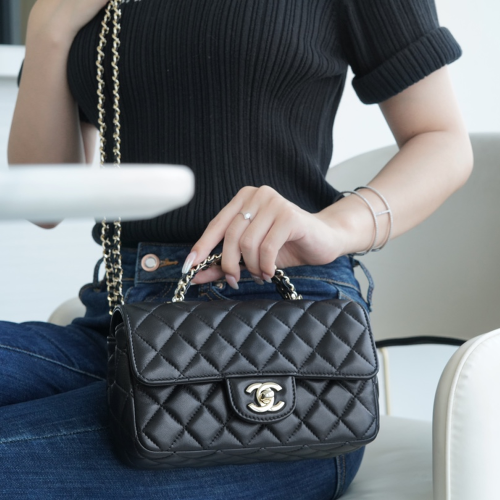 팬더샵 샤넬 23A 탑 핸들 클래식 플랩백 미디엄 블랙