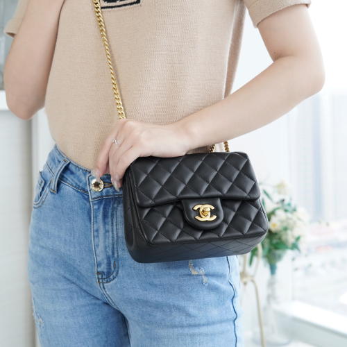 팬더샵 샤넬 23SS 클래식 카멜리아 플랩백 블랙