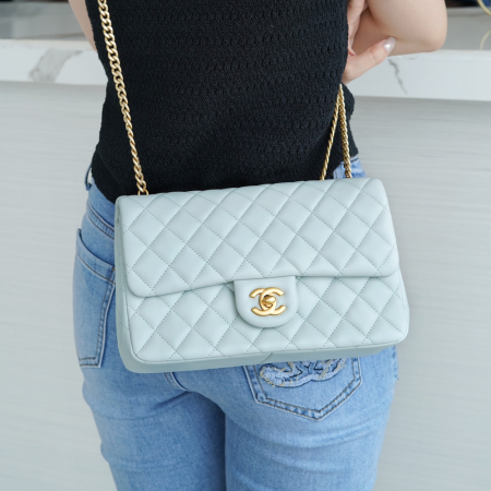 팬더샵 샤넬 23SS 클래식 카멜리아 플랩백 스카이 블루