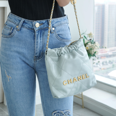 팬더샵 샤넬 23SS 뉴 22백 미니 헤이즈 블루 금장