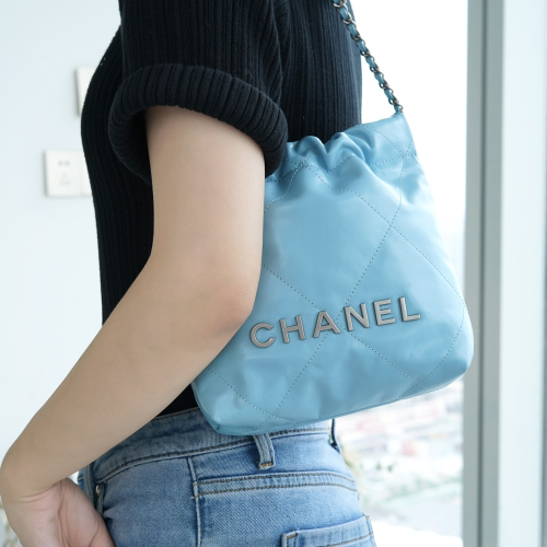 팬더샵 샤넬 23SS 뉴 22백 미니 라이트 블루 은장