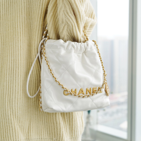 팬더샵 샤넬 23SS 뉴 22백 미니 화이트 금장