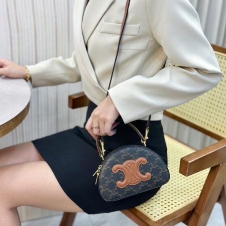 셀린느 하프문 퀴르 트리오페 크로스백 탄 10K642