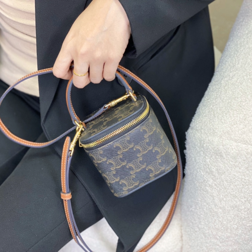 셀린느 미니 베니티 케이스 트리옹프 캔버스 탄 10J762