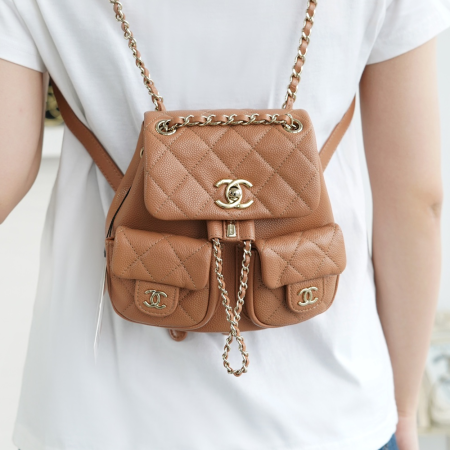팬더샵 샤넬 23A 듀마 투 포켓 백팩 스몰 카라멜