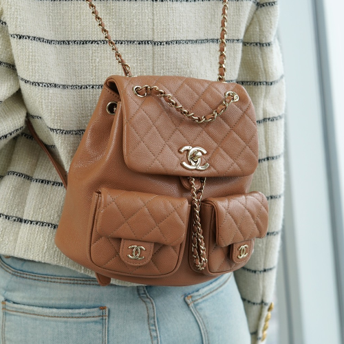 팬더샵 샤넬 23A 듀마 투 포켓 백팩 라지 카라멜