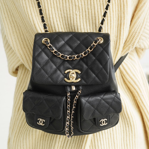 팬더샵 샤넬 23A 듀마 투 포켓 백팩 라지 블랙 금장