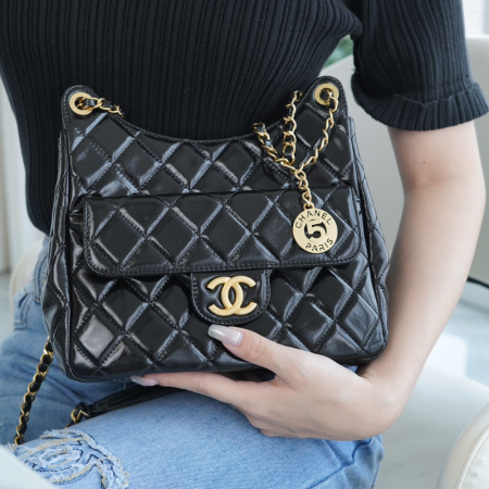 팬더샵 샤넬 23C 호보백 카프스킨 & 골드 유광 블랙 미디움