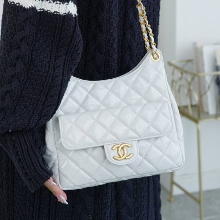 팬더샵 샤넬 23C 호보백 카프스킨 & 골드 유광 화이트 미디움