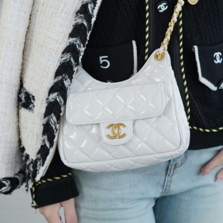 팬더샵 샤넬 23C 호보백 카프스킨 & 골드 유광 화이트 스몰