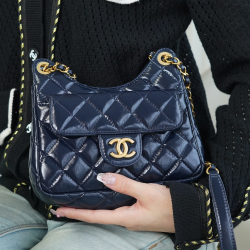 팬더샵 샤넬 23C 호보백 카프스킨 & 골드 유광 네이비 스몰