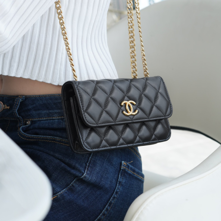 팬더샵 샤넬 22K 뉴 체인 플랩 폰 홀더 램스킨 금장