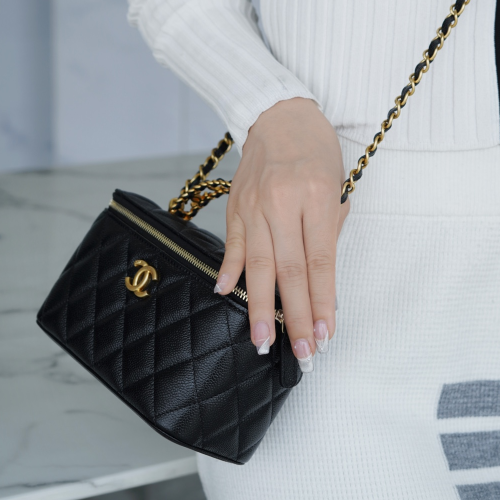 팬더샵 샤넬 22SS 탑 핸들 롱 베니티 백 블랙 금장