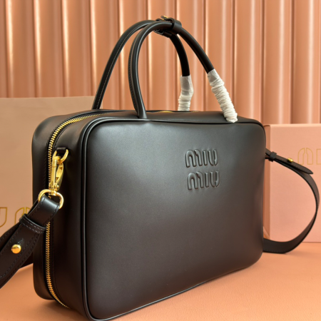 미우미우 BEAU 레더 토트백 블랙 5bb117