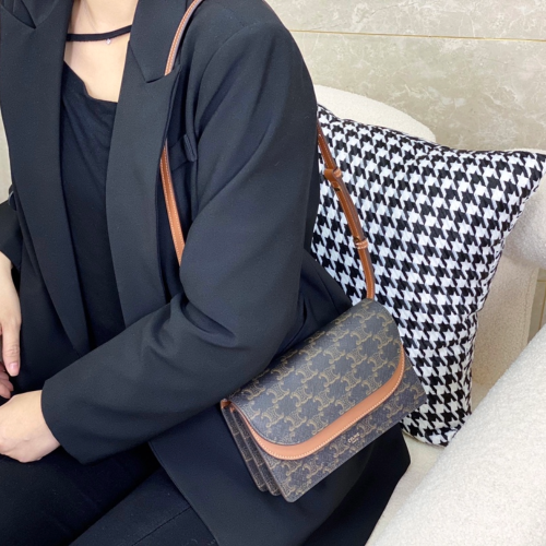 셀린느 트리오페 캔버스 월렛 온 스트랩 클러치 크로스백 10D852