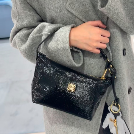 미우미우 양가죽 페이턴트 가죽 파우치 블랙