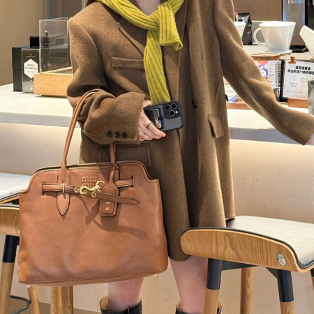 미우미우 가죽 탑 핸들백 브라운