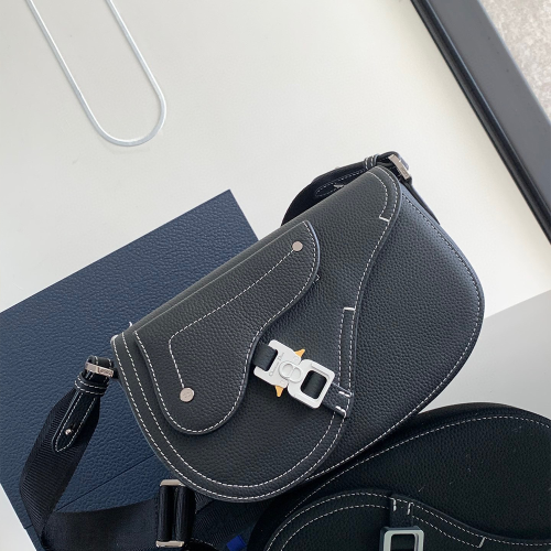 디올 새들 스트랩백 블랙 그레인 송아지 가죽