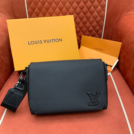 루이비통 테이크오프 메신저 PM 크로스백 M24769