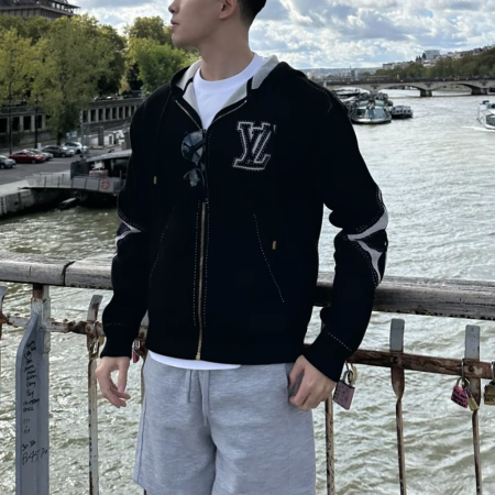 루이비통 멀티 패치 믹스드 레더 바시티 블루종 밀키 화이트