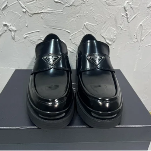 프라다 삼각 로고 초콜릿 브러시드 가죽 로퍼 2DE127